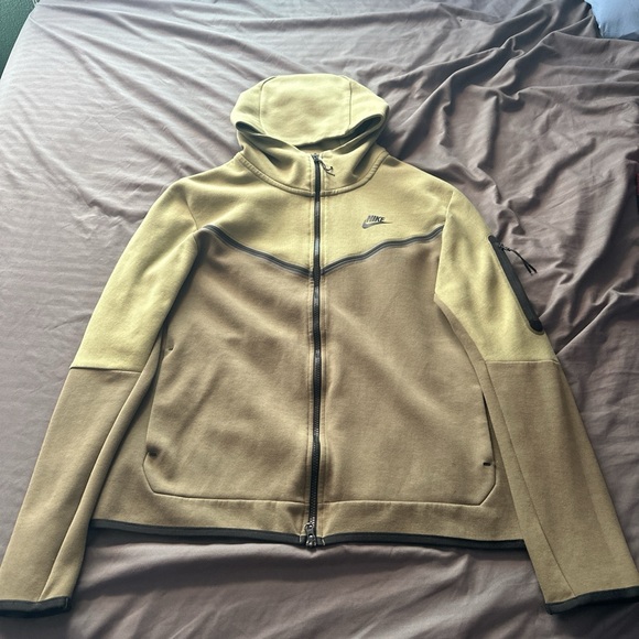 large two tone green nike tech